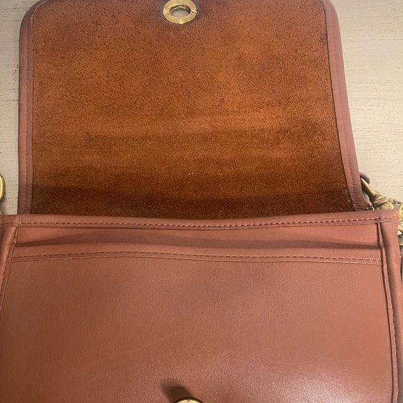 Vintage Coach Pocket Purse
Creed No M4C-9755 (1994). Made in the USA
10x6x2.5 - Picture 6 of 10